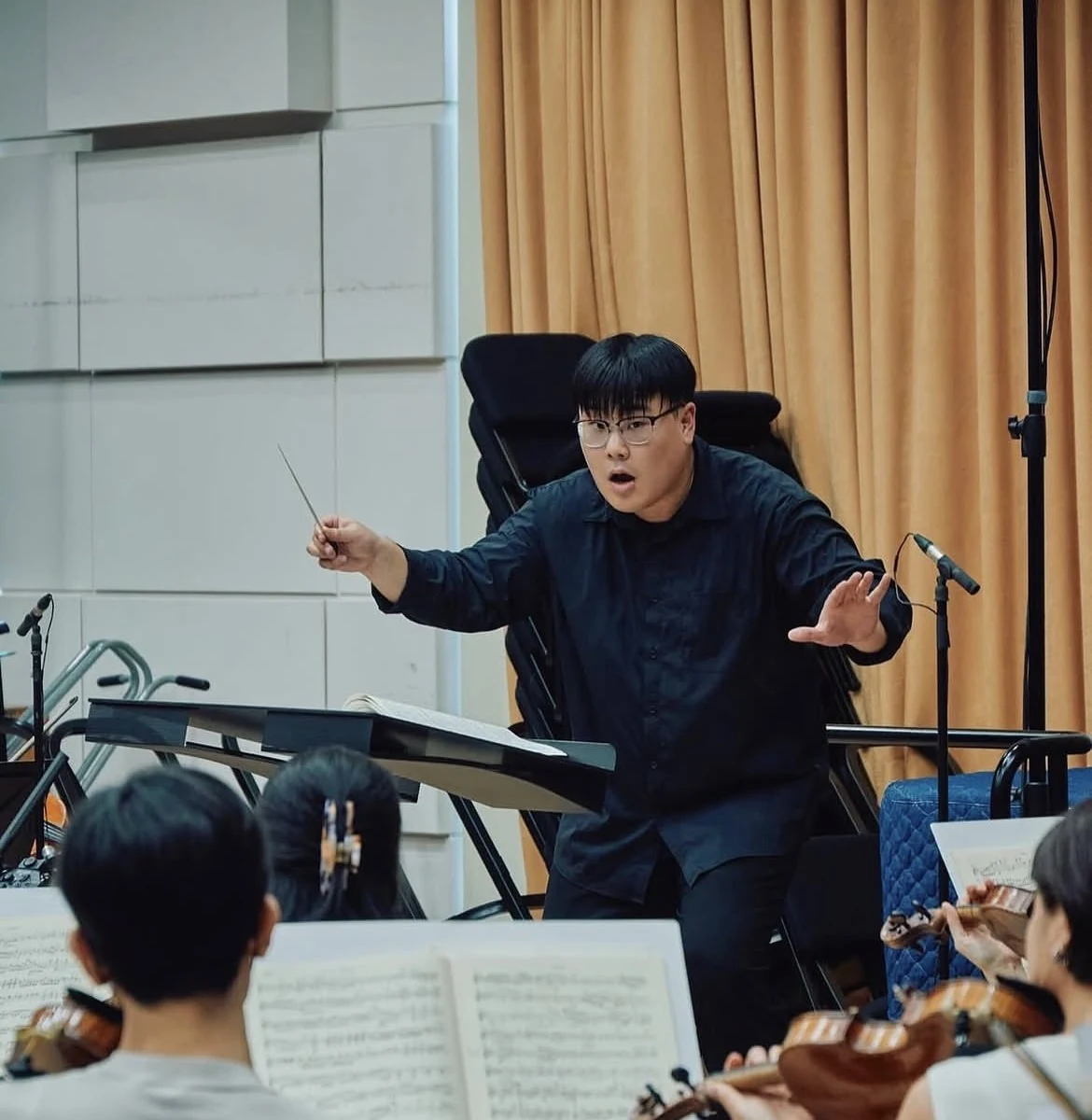 Hyunsik Shin conducting an orchestra